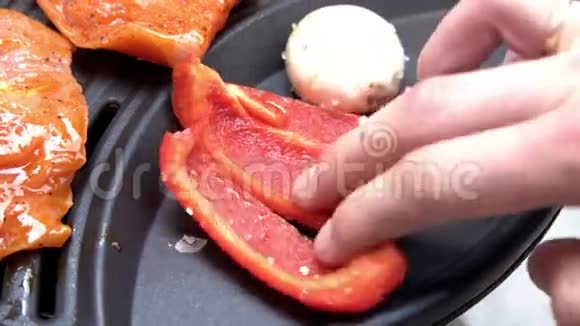烤肉胡椒蘑菇和香肠视频的预览图