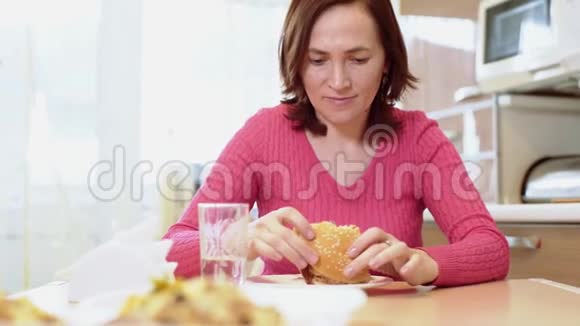 一个女人在吃三明治视频的预览图