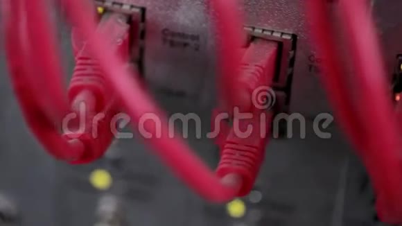 有电缆和灯具的超级计算机快关门视频的预览图