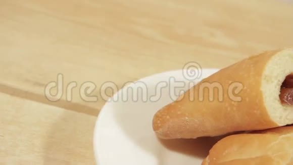 用果酱做的精致华丽的面包视频的预览图