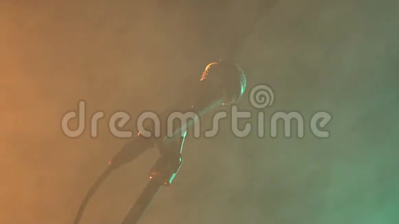 麦克风在烟雾中站立视频的预览图
