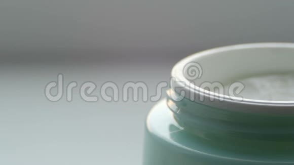 绿色的罐子带有化妆品温和的奶油化妆品霜宏观近景视频的预览图