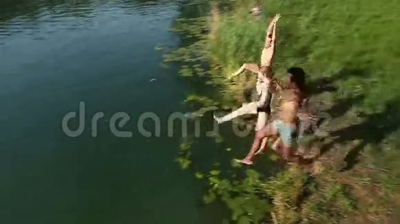 四个年轻的朋友跑进河里视频的预览图