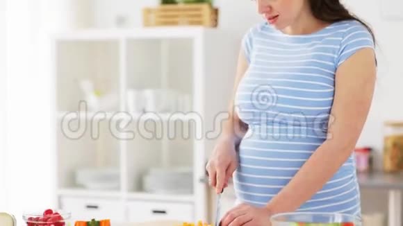 孕妇在家做蔬菜沙拉视频的预览图