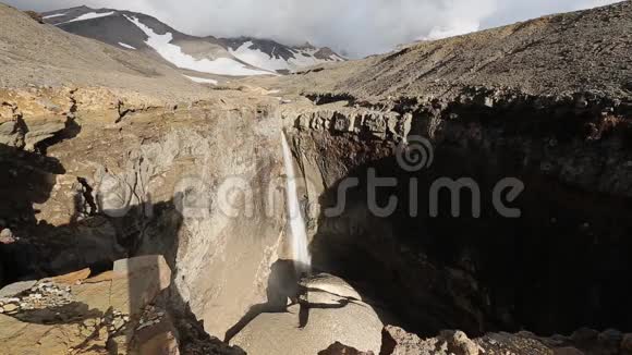 危险的峡谷瓦肯纳亚河上的瀑布穆特诺夫斯基火山Kamchatka视频的预览图