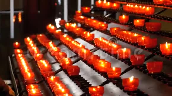 许多在基督教教堂燃烧的蜡烛视频的预览图