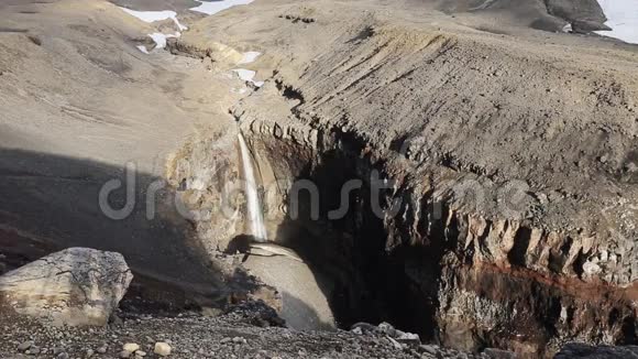 危险峡谷瓦肯纳亚河上的瀑布穆特诺夫斯基火山Kamchatka视频的预览图