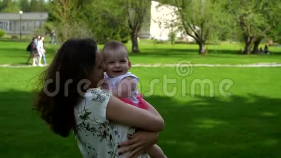 妈妈拥抱和亲吻女儿视频的预览图