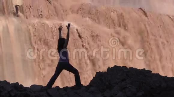 在大瀑布做瑜伽视频的预览图