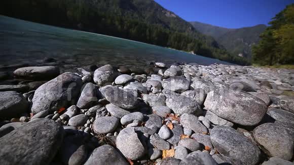 青石山河岸上的石头视频的预览图
