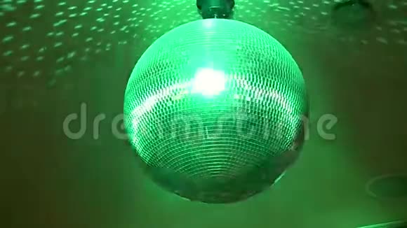 迷人的彩色镜面时髦的迪斯科舞厅夜总会天花板装饰灯旋转视频的预览图