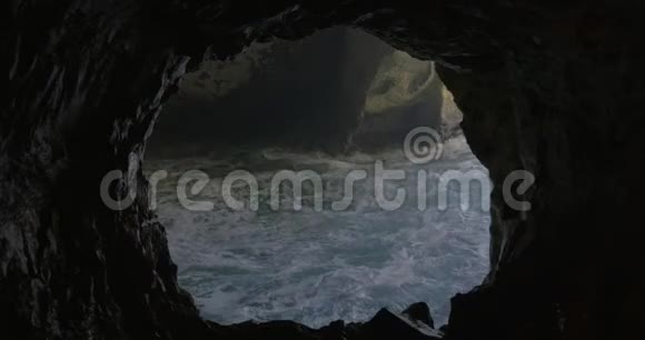 罗什哈尼克拉的海洞和汹涌的水流视频的预览图