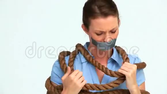 女商人用绳子绑着嘴上有胶带视频的预览图