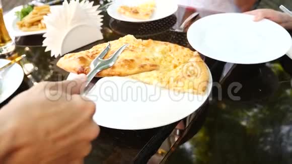 格鲁吉亚卡查普里米格鲁利奶酪有人从盘子里拿了一块卡查普里慢动作视频的预览图