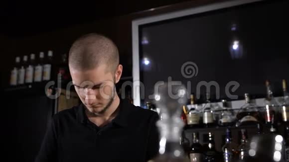 在俱乐部工作的酒保准备酒精鸡尾酒互相交谈视频的预览图