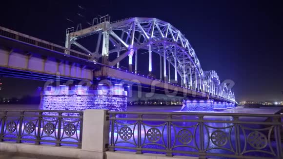 夜晚里加城冬季时光灯光桥梁多加瓦河视频的预览图