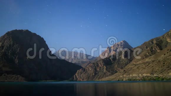 在伊斯坎德库湖上空过夜时间流逝塔吉克族视频的预览图