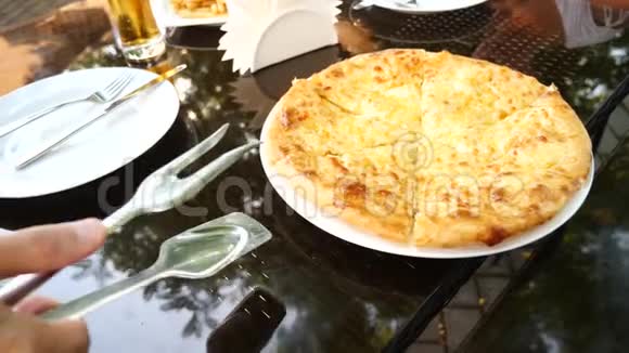 格鲁吉亚卡查普里米格鲁利奶酪有人从盘子里拿了一块卡查普里慢动作视频的预览图