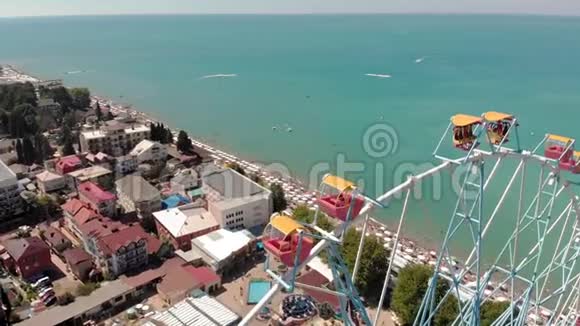 海滨的摩天轮空中射击视频的预览图