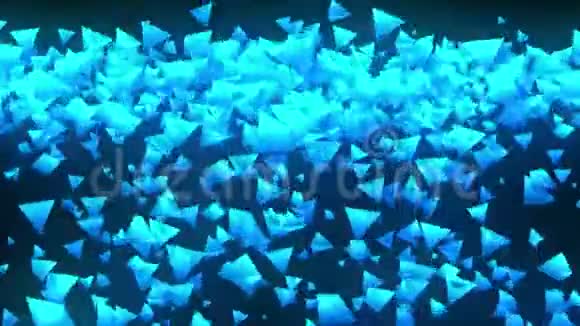 黑色背景的蓝色金字塔三维金字塔与几何多边形的连接循环动画网络空间商业交流视频的预览图