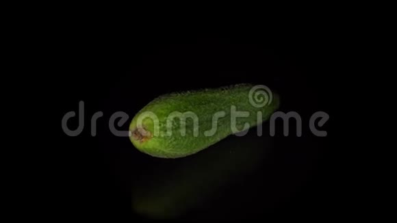 绿皮黄瓜在黑色背景上旋转视频的预览图