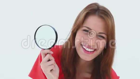 布鲁内特头发的女人拿着放大镜视频的预览图