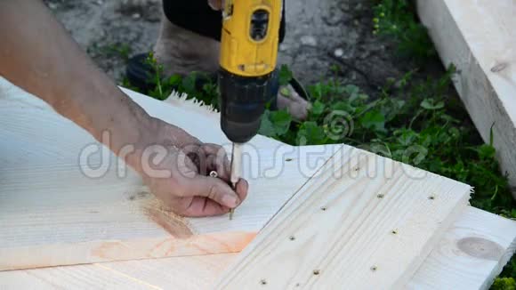 左撇子用木板做木门视频的预览图