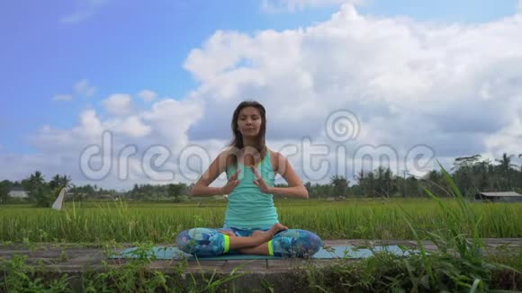 一名年轻女子用巴厘岛的方式为穆拉哈拉查克拉打坐拍摄了一张斯蒂迪加姆的照片视频的预览图