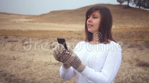 女子智能手机自制手机手套视频的预览图