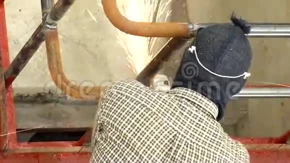 一个工人磨杆视频的预览图