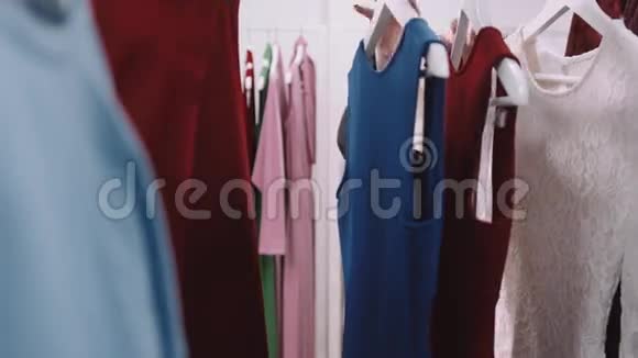 漂亮的黑发阿拉伯女人在零售店购物女孩在商场里选衣服视频的预览图