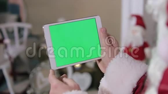 圣诞老人在数码平板绿色屏幕上的工作视频的预览图