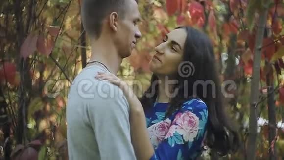年轻夫妇恋爱浪漫户外以森林为背景时尚潮流视频的预览图
