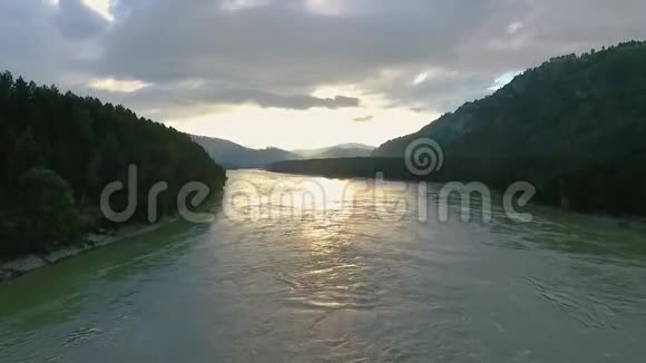 雨后日落时鸟瞰卡屯河和山丘俄罗斯阿尔泰共和国视频的预览图