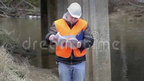 工程师在桥下阅读文件视频的预览图