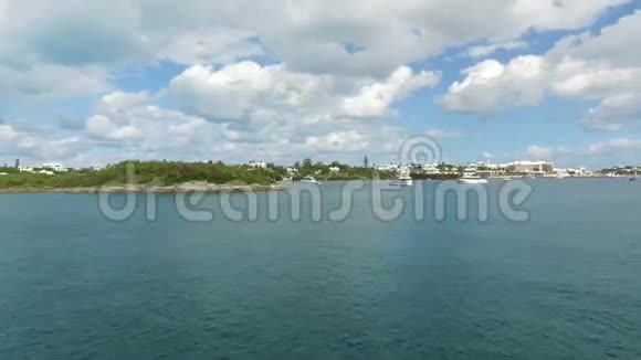 百慕大群岛和明亮的蓝色海洋从摩托艇上可以看到百慕大群岛北大西洋海洋视频的预览图