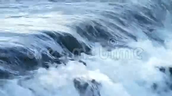 日落时分水河在瀑布中流淌视频的预览图