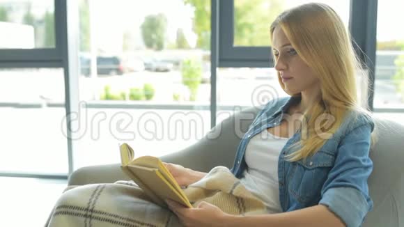 集中年轻女子读书视频的预览图