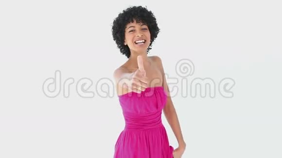 笑的粉红女人竖起大拇指视频的预览图