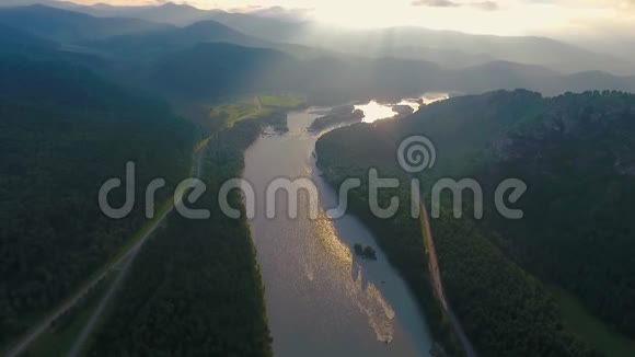 雨后日落时鸟瞰卡屯河和山丘俄罗斯阿尔泰共和国视频的预览图