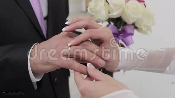 戒指新娘新郎礼服戒指特写婚礼视频的预览图