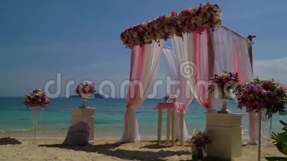 美丽的婚礼拱门海滩上有花视频的预览图