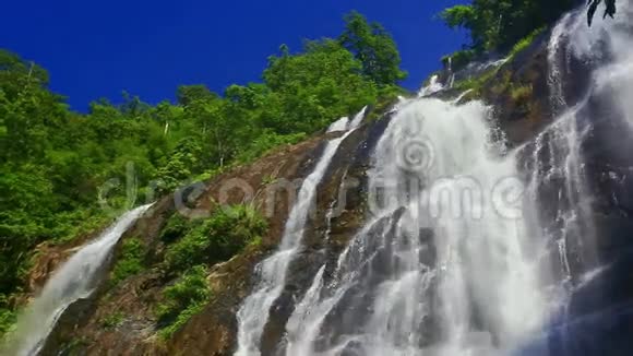 热带地区富米山河瀑布瀑布视频的预览图