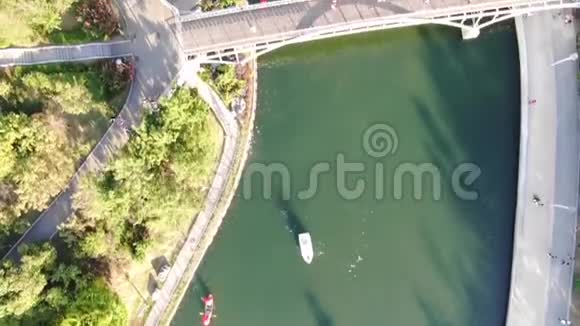 用绿色的水俯瞰美丽的河湖视频的预览图