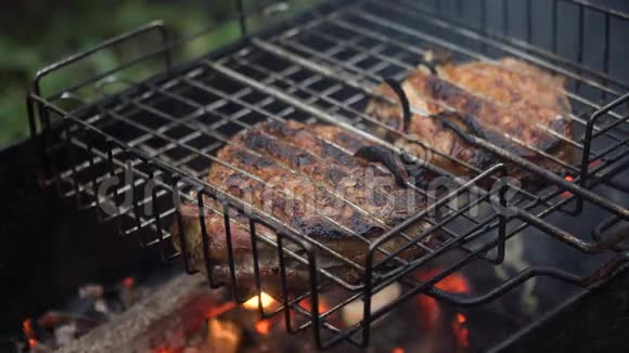在燃烧的烤架上烤肉视频的预览图