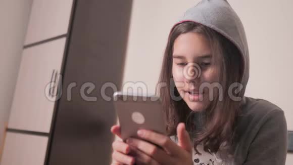 网上购物网上零售服务为主小女孩在社交媒体上留言聊天视频的预览图