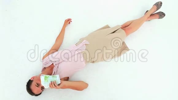 受欢迎的女人躺在地上扔钞票视频的预览图