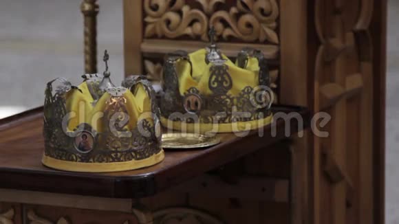 两个东正教婚礼仪式皇冠视频的预览图