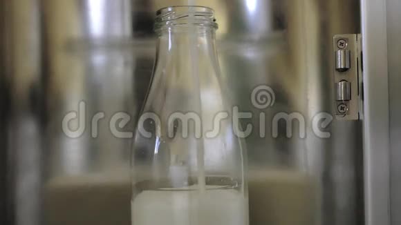 牛奶在瓶子里慢动作视频的预览图