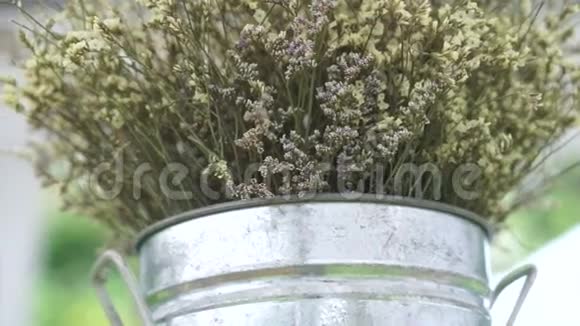 白干花束金属花瓶视频的预览图